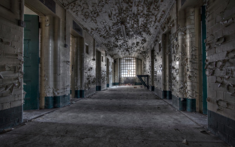building, day, decline, empty, the past, indoors, obsolete, ceiling, abandoned, old, corridor, damaged, no people, ruined, diminishing perspective, run-down