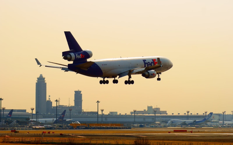 airplane, outdoors, motion, md-11, Fedex, transportation, air vehicle, mid-air, mode of transportation, built structure, airport runway, travel, 2K, public transportation