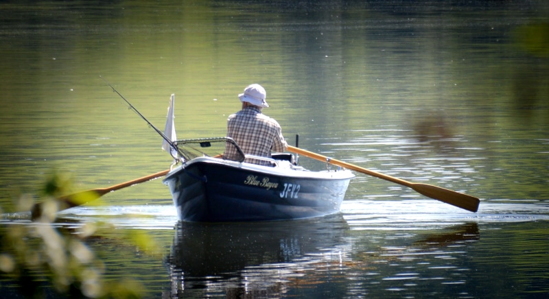 dew, rowboat, atmosphere, outdoors, wave, rope, fisherman, oar, waterfront, anchor, day, lake, real people, man, nautical vessel, one person, knot, nature