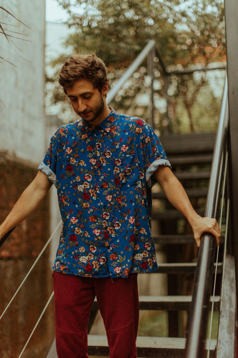t-shirt, focus on foreground, real people, beard, handrails, photo, railing, 5K, delgadowebb, 50mm, outdoors, walking, flower, staircase, bar, young adult