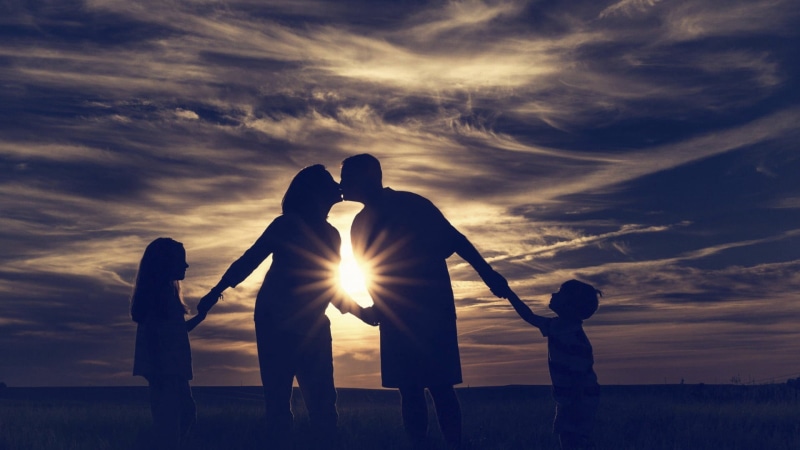 sky, sun rays, holding, girl, beauty in nature, cloud - sky, men, woman, lens flare, sunlight, love, adult, filter, silhouette, positive emotion, 1080P