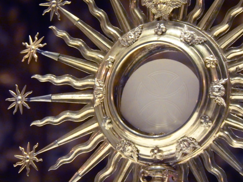 art and craft, ornate, backgrounds, 2K, indoors, no people, decoration, host, metal, silver colored, eucharist, glass, household equipment, shiny, drinking glass