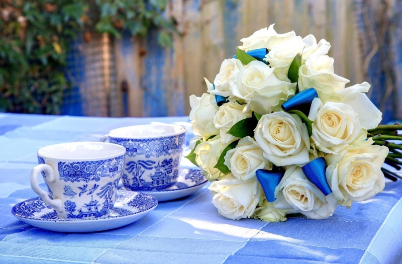table, wood - Material, tea pairs, cafe, gift, freshness, coffee - Drink, roses, flower, romance, white color, flower Head, ribbon, rose - Flower, flower arrangement