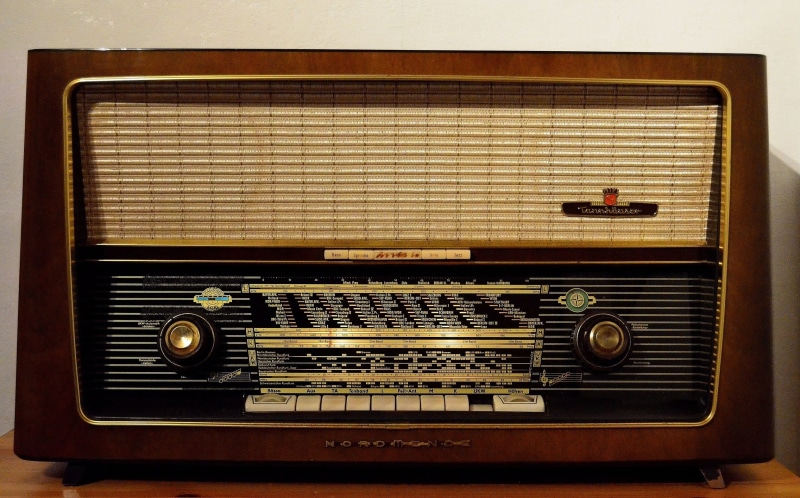 radio keyboard, speaker, music, nostalgia, 1080P, transmitter, single object, no people, sound recording equipment, old-fashioned, indoors, radio station