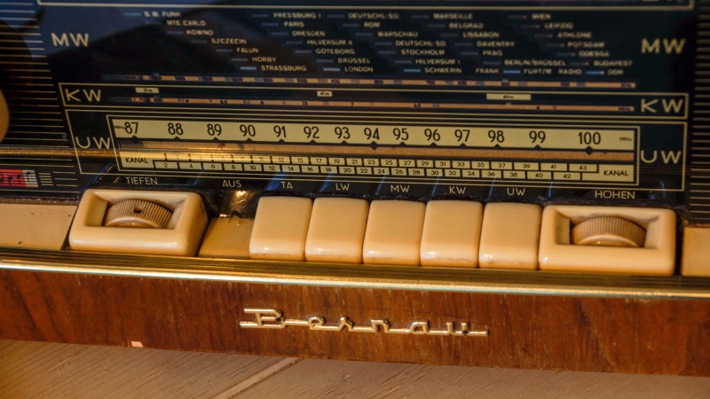 brown, 5K, classic, audio, tube radio, western script, text, nostalgia, wood, tuner, number, vintage, indoors, non-western script, home, broadcasting
