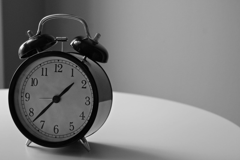 time, number, focus on foreground, studio shot, photography, black, indoors, morning, no people, accuracy, minimalism, close-up, home interior, white, displaying