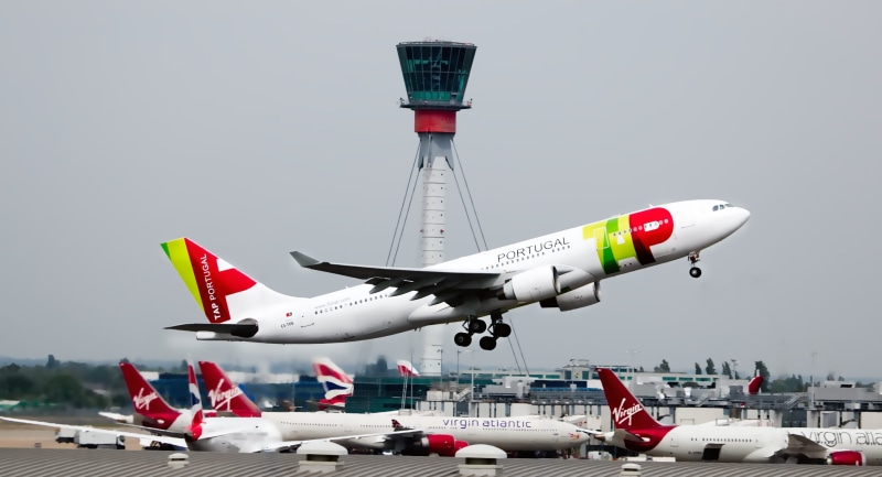 pilot, flying, day, air vehicle, traffic, aircraft, travel, london, aerospace industry, c, daytime, departure, technology, control, military, aeroplane