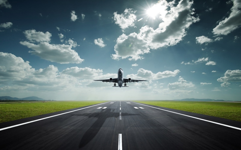 diminishing perspective, mode of transportation, 1080P, road, transportation, outdoors, airport runway, taking off, air vehicle, sky, airport, white, horizon over land