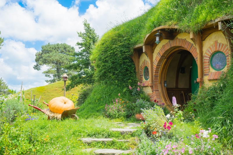 front, housing, tree, hobbiton, plant, sky, cottage, middle earth, day, architecture, grass, potted plant, yard, 5K, wheelbarrow, tranquility, building
