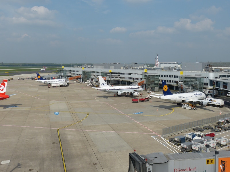 built structure, land vehicle, commercial Airplane, airplane, photo, nature, daytime, traffic, architecture, public transportation, düsseldorf, tarmac