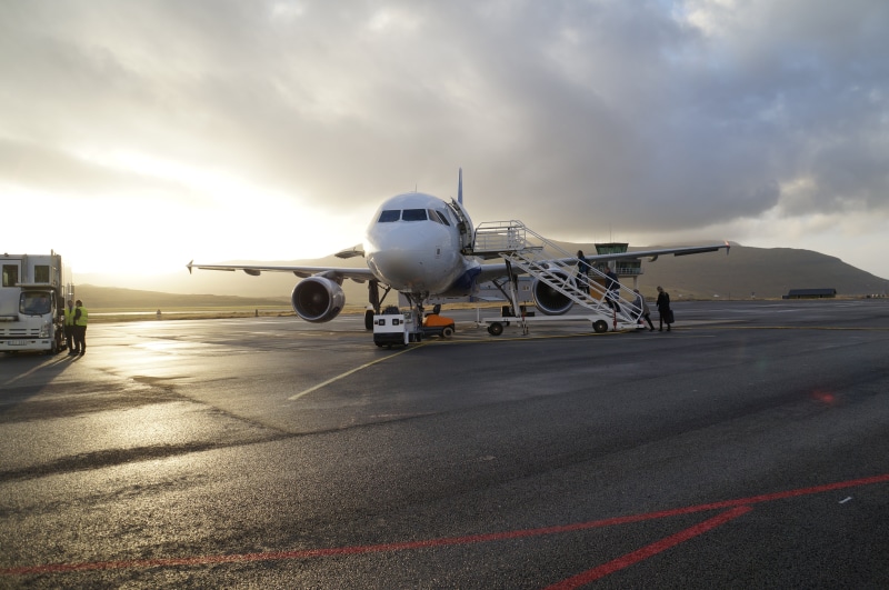 asphalt, park position, commercial Airplane, vagar, sunlight, landing, air Vehicle, airport, transportation, flying, travel, tarmac, aircraft, dusk, road