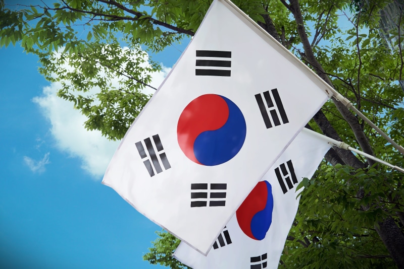 geometric shape, julia roberts, red, low angle view, built structure, two, road sign, circle, architecture, korea, tree, plant, shape, south korea flag