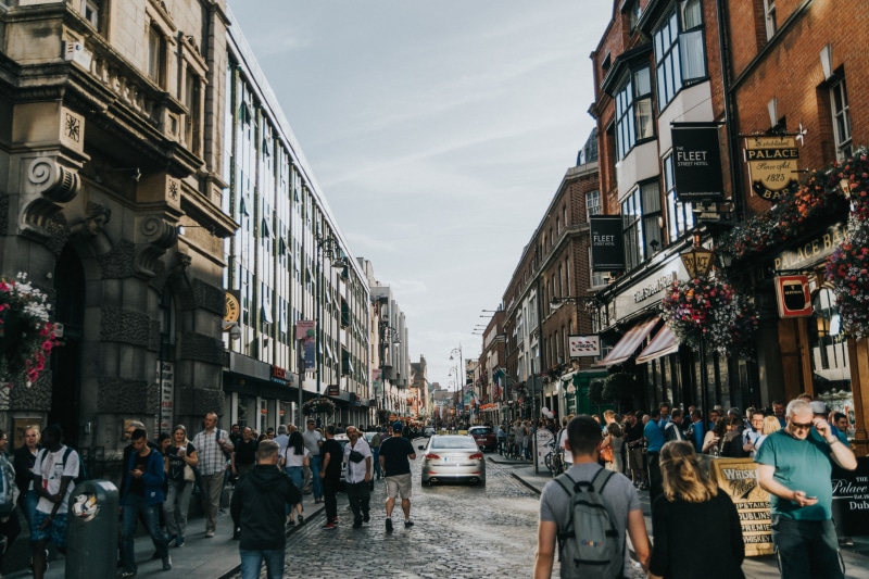road, irish, crowd, real people, dublin, street, women, built structure, city life, building exterior, architecture, people, nature, pubs, building, lifestyles