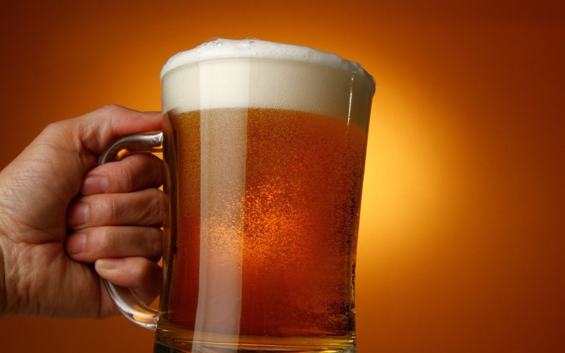 white, human hand, beer - alcohol, craft beer, colored background, frothy drink, holding, beer, still life, household equipment, 1080P, glass, refreshment