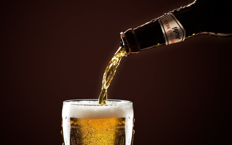 black background, close-up, bottle, pint glass, 1080P, no people, refreshment, alcohol, drinking, beer, indoors, frothy drink, glass, household equipment