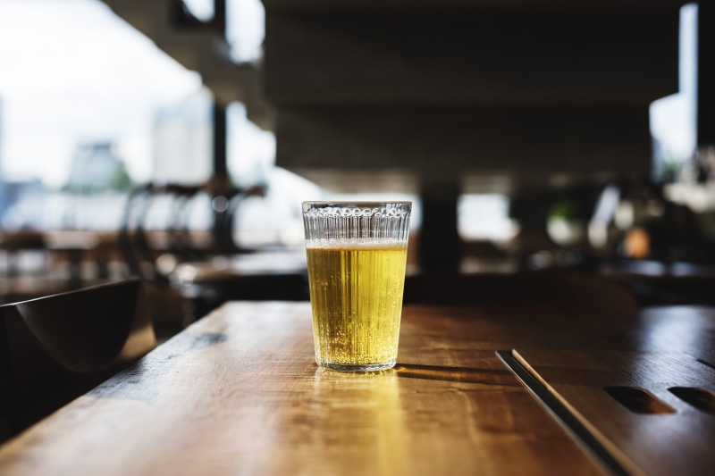 blurred background, wooden, craft beer, focus on foreground, bar, beverage, background, blur, pint glass, 5K, close-up, beer, food and drink, cafe, household equipment