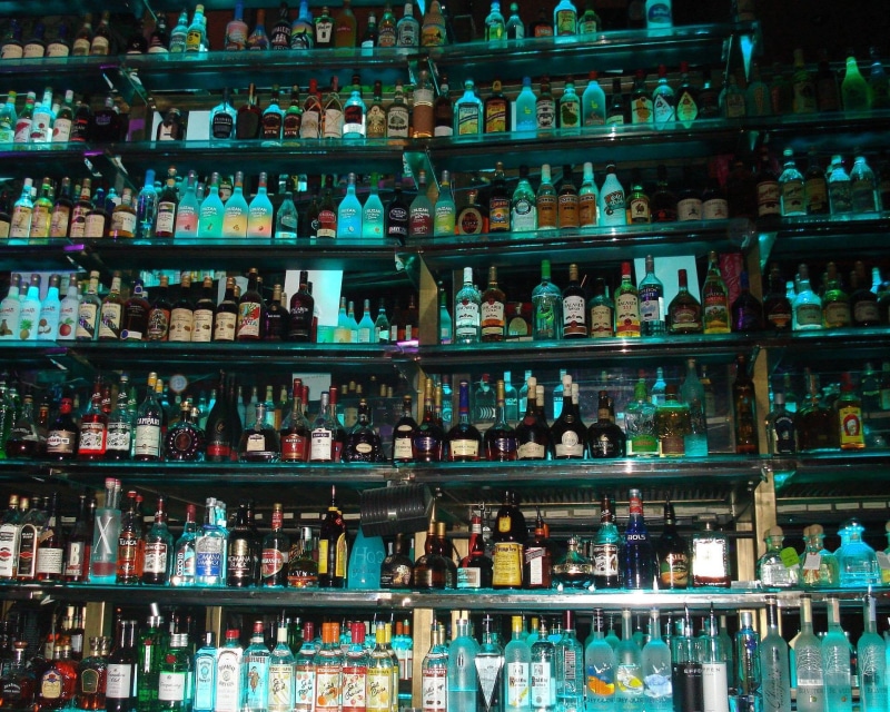 order, assorted, shelf, beer, in a row, 720P, no people, arrangement, large group of objects, choice, liquor, indoors, abundance, side by side, full frame