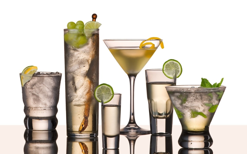 white background, fruit, close-up, drink, indoors, freshness, household equipment, cocktails, glass, table, lime, no people, 1080P, refreshment, food and drink