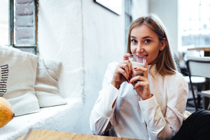 lifestyles, emotion, caucasian Ethnicity, lady, sitting, coffee - Drink, drink, drinking Glass, hot drink, beautiful woman, restaurant, food And Drink
