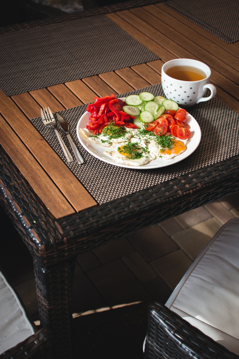 wood - material, salad, eating, 5K, vegetable, meal, still life, healthy Eating, table, restaurant, freshness, no people, place mat, tomato, gourmet, wellbeing