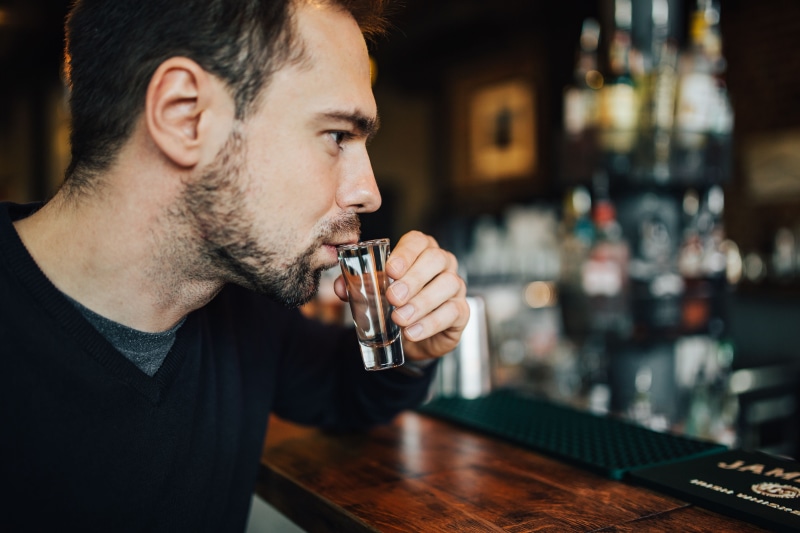 happy Hour, pub, beard, drinking Glass, glass, food and drink, cafe, men, restaurant, drinking, household equipment, drink, bartender, man, nightclub, casual Clothing