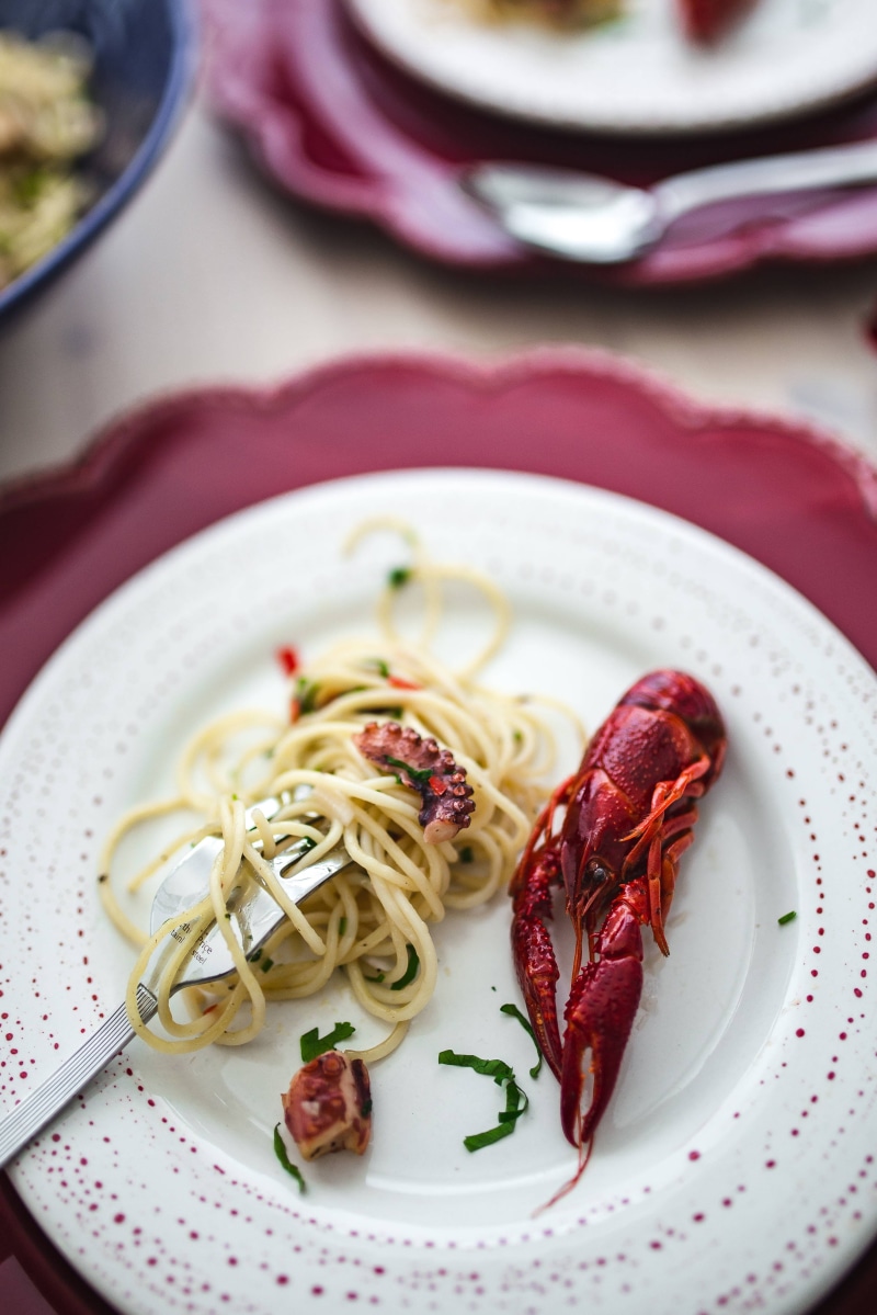 freshness, roses, 4K, plate, serving size, crockery, eating utensil, food, close-up, red wine, pasta, wellbeing, red, focus on foreground, restaurant