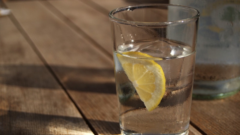 wood, slice, wood - material, food, lemon, freshness, alcohol, drink, clear, household equipment, focus on foreground, photography, close-up, food and drink