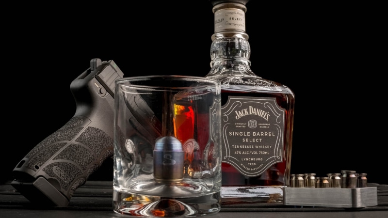 Jack Daniels, cartridges, black background, gun, whiskey, trunk, 1080P
