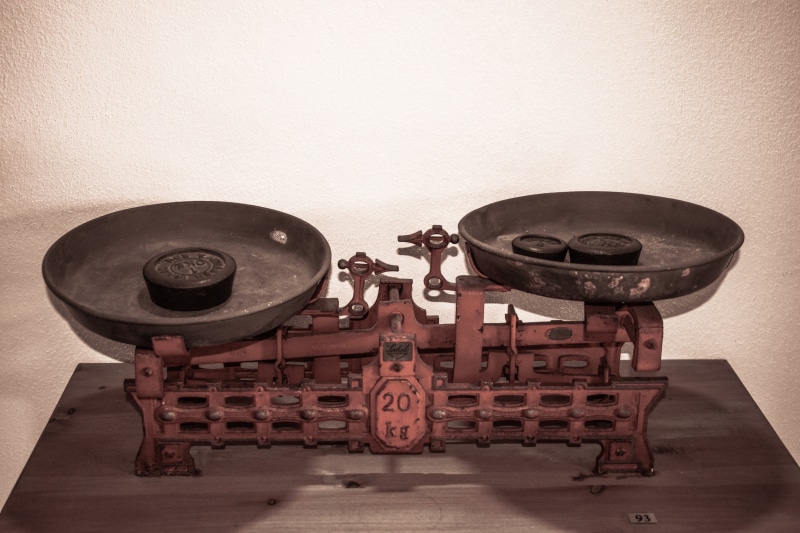 close-up, flooring, measure, day, balance, black, the past, weight, copy space, record, 5K, equipment, old, wall - building feature, technology, scale