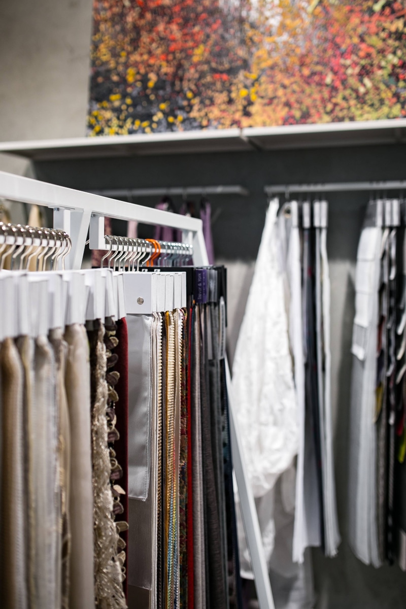 shopping, coathanger, sale, selective focus, street market, cloth, large group of objects, Collection, in a row, focus on foreground, rack, clothing, for sale