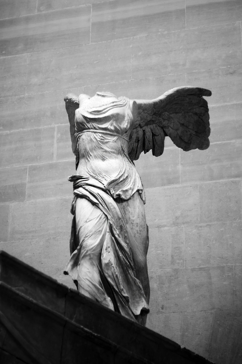 memorial, architecture, statue, 5K, le louvre, no people, head, built structure, louvre, female likeness, day, paris, creativity, black and white, art and craft