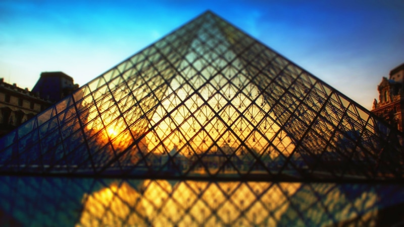 1080P, barrier, outdoors, sunset, lens flare, pyramid shape, no people, sky, nature, city, triangle shape, Louvre, sunlight, building exterior, office building exterior