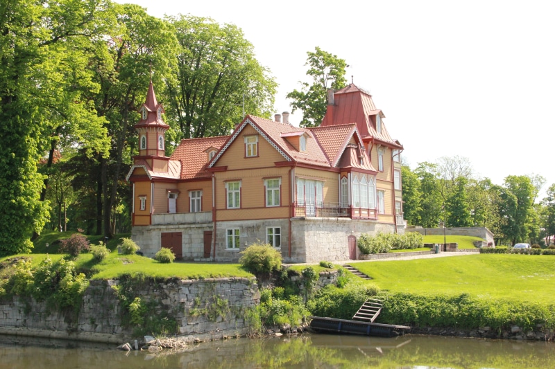 property, residential building, residence, building exterior, lawn, home, residential district, painted, body, mortgage, built structure, yard, dwelling