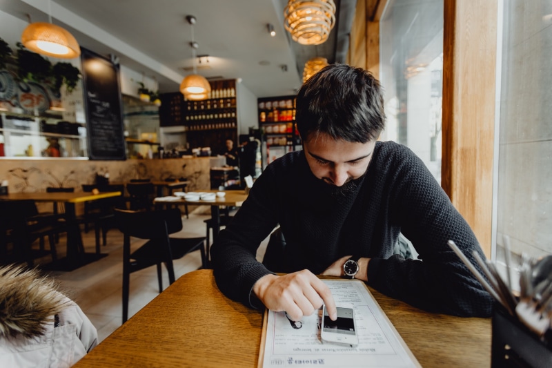 bar counter, business, restaurant, waist up, casual clothing, best, koreatown, Ssaeu kkanpunggi, young adult, adult, table, 5K, korean, communication