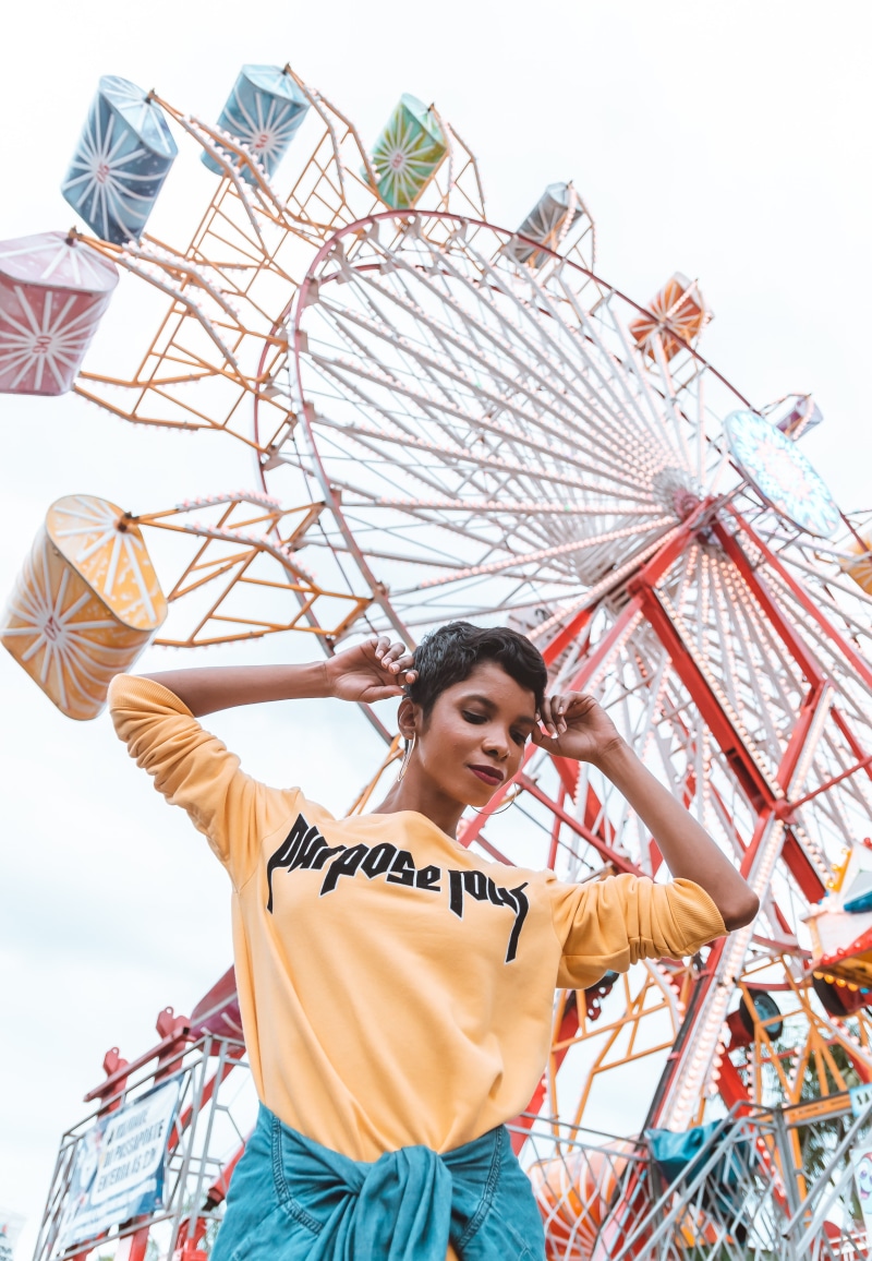 ferris, women, mulher, standing, cheerful, woman, yellow, smiling, adult, perspective, one Person, diversão, nikon, menina, fun, rj, brasil, people, female
