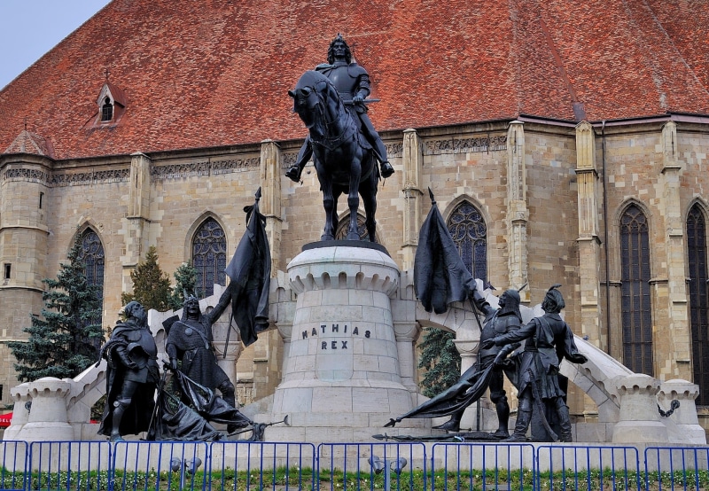 building, landmark, architecture, low angle view, the past, memorial, human representation, statue, monument, no people, representation, city, building exterior