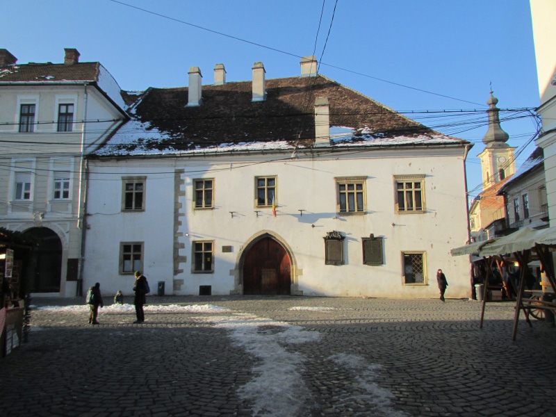 residential building, Old, building exterior, nature, matthew, outdoors, city, home, walking, Cluj Napoca, 4K, built structure, residential district, men