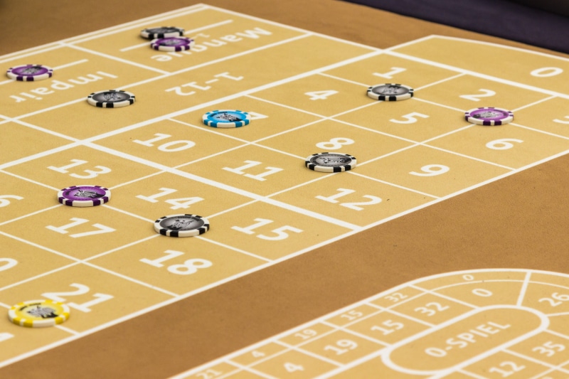 ball, bad luck, relaxation, roulette wheel, black, pay, yellow, square shape, jeton, high angle view, money, sport, roulette, group of people, flooring