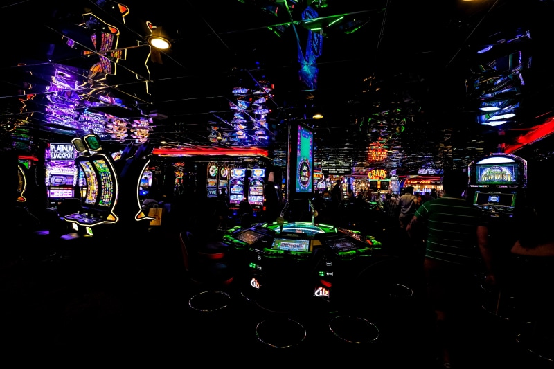 nightlife, 5K, multi colored, business, incidental people, amusement park ride, night, lighting equipment, city, illuminated, outdoors, real people, street