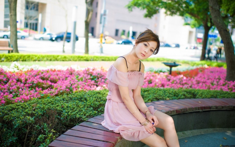 flower, 1080P, lifestyles, three quarter length, young adult, plant, women, mm, sitting, mikao, clothing, roaming, pink, one person, dress, real people