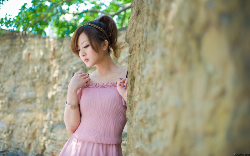 hair, dress, beauty, roaming, plant, trunk, mm, women, standing, city, young women, hairstyle, focus on foreground, outdoors, day, s, sleeveless, tree trunk