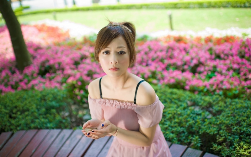 city, shoulder, one person, beautiful woman, young women, pink, hairstyle, field, beauty in nature, outdoors, mm, mikao, front view, plant, purple, focus on foreground