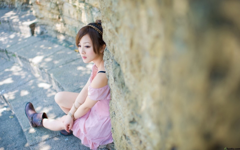 side view, roaming, innocence, dress, young adult, mikao, focus on foreground, mm, day, lifestyles, 1080P, hairstyle, real people, sitting