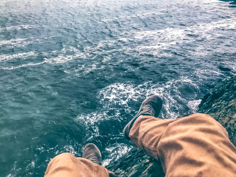 summer, men, real people, low section, one person, chill, shoe, roam, day, lifestyle, lifestyles, 2K, human body part, adventure, outdoors, ocean, explore