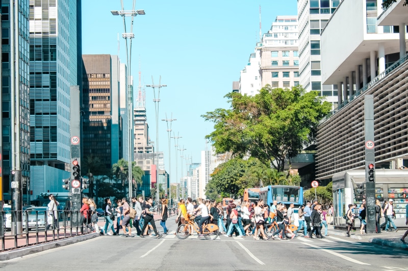 crossing, office building exterior, architecture, people, street, sp, crowd, pedestre, mode of transportation, pessoas, semaforo, built structure, avenida
