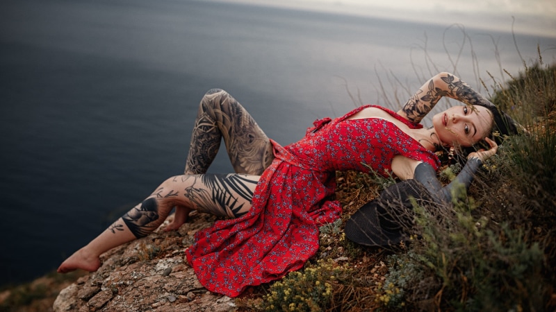 parted lips, cleavage, barefoot, lying on back, depth of field, side view, 1080P, women, brunette, outdoors, plants, women outdoors, tattoo, inked girls