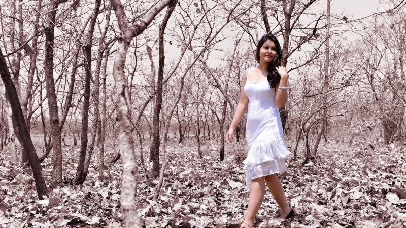 lifestyles, Actresses, leisure activity, casual clothing, plant, outdoors, looking at camera, one person, tree, beautiful woman, hairstyle, full length