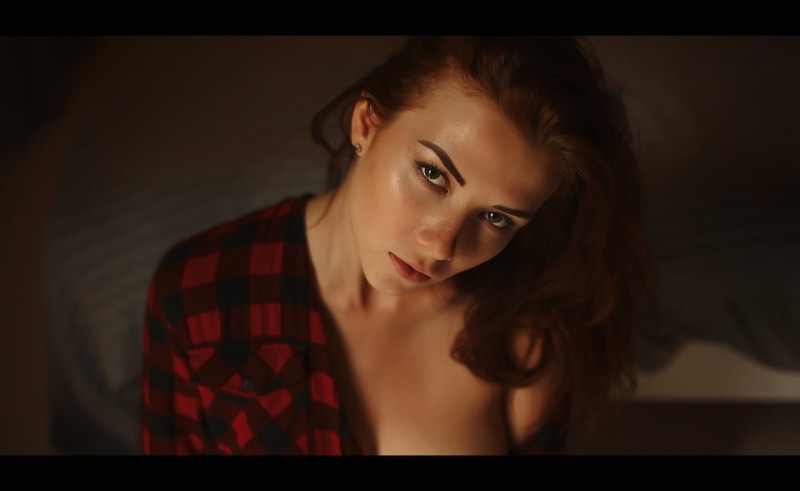 one person, lifestyles, front view, hairstyle, women, young adult, portrait, adult, redhead, looking up, top, brown eyes, real people, looking at camera