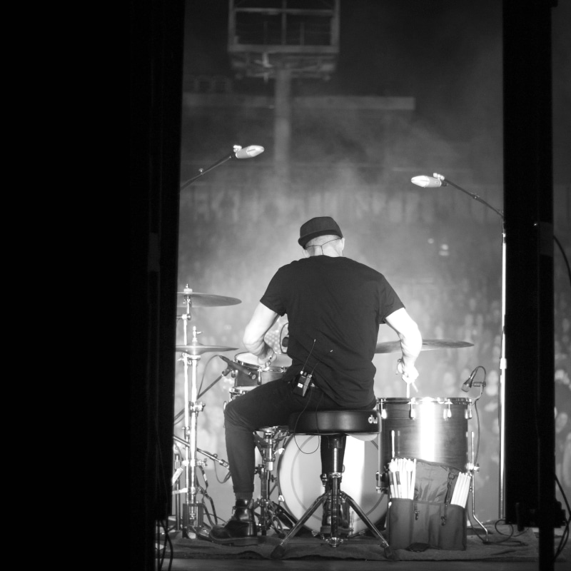 musician, real people, illuminated, stage - performance space, men, black and white, concert, performance, united states, arts culture and entertainment