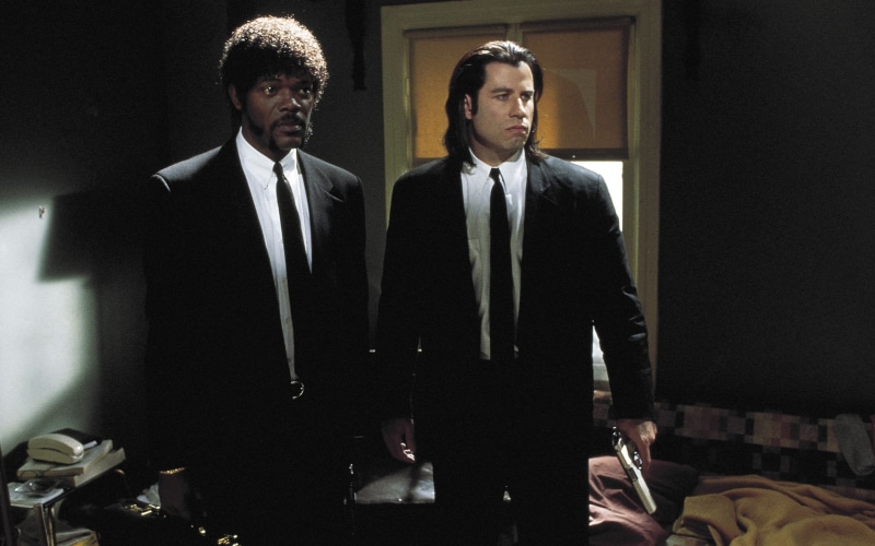Quentin Tarantino, movies, Pulp Fiction, gun, actor, samuel l jackson, Long Hair, room, John Travolta, Vincent Vega, Jules Winnfield, Film Stills, Gangsters